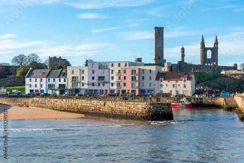 Foto Beautiful embankment of the city of St. Andrews on the shore