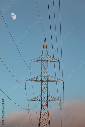 Torre eléctrica, al fondo la luna 
