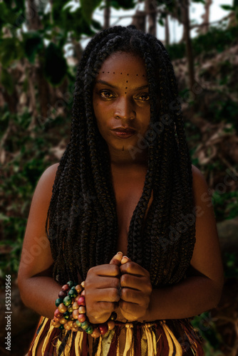 Quadro em tela Mujer nativa afroamericana en la selva muestra su cultura