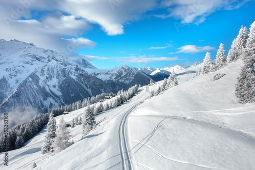 Bergstraße durch eine winterliche Landschaft