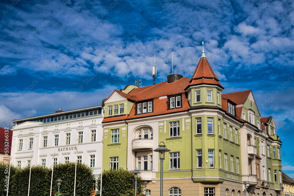 bergen auf rügen, deutschland - sanierte häuserzeile mit rathaus