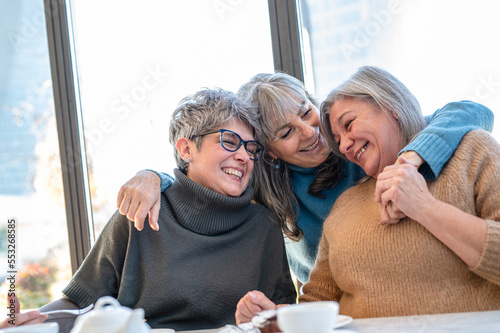 Obraz na płótnie Three mature senior women friends having fun together, elder lifestyle of woman having breakfast on morning, aging and friendship concept w salonie