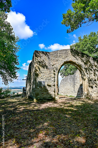 Ruine der Kunigundenkapelle im Sommer bei blauem Himmel, Ippesheim, Neustadt Aisch, Franken, Bayern, Deutschland