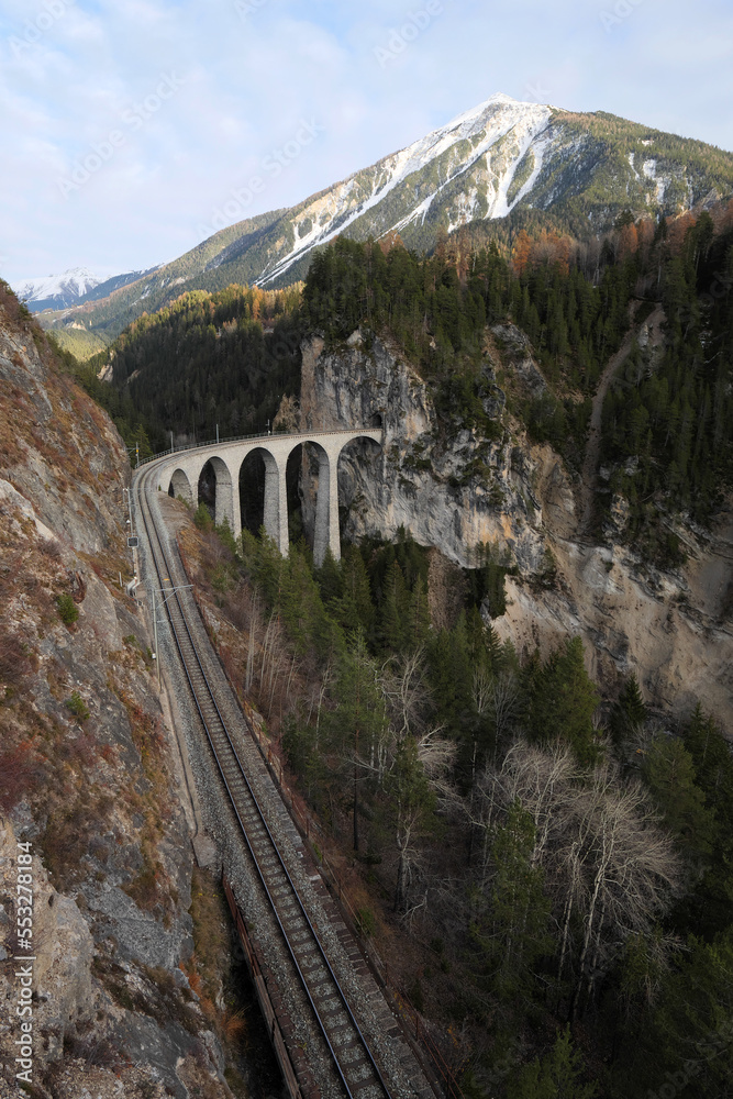 Landwasserviadukt mit Portal des Landwassertunnels in der Schweiz (UNESCO-Weltkulturerbe) der Rhärtischen Bahn.