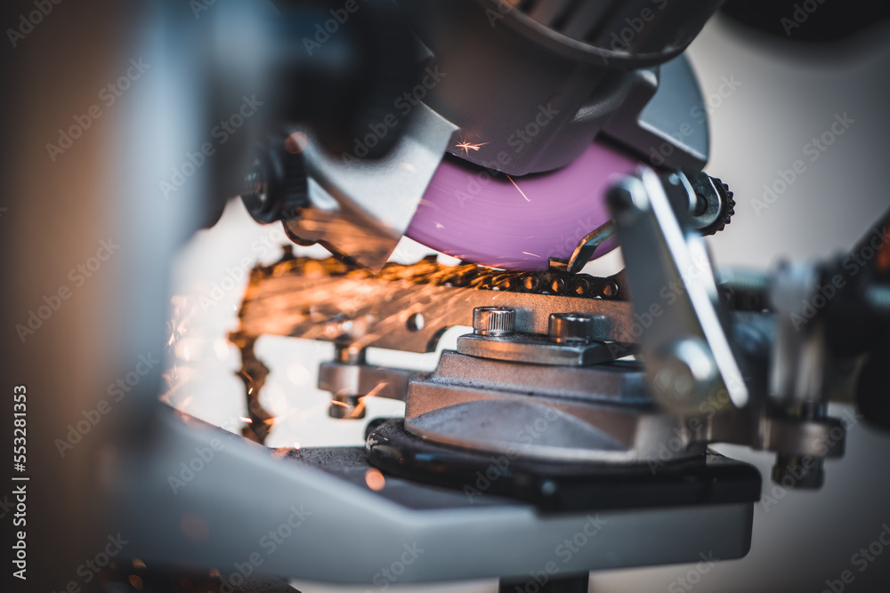 Sharpening motor chain or chainsaw chain with the use of a motorized