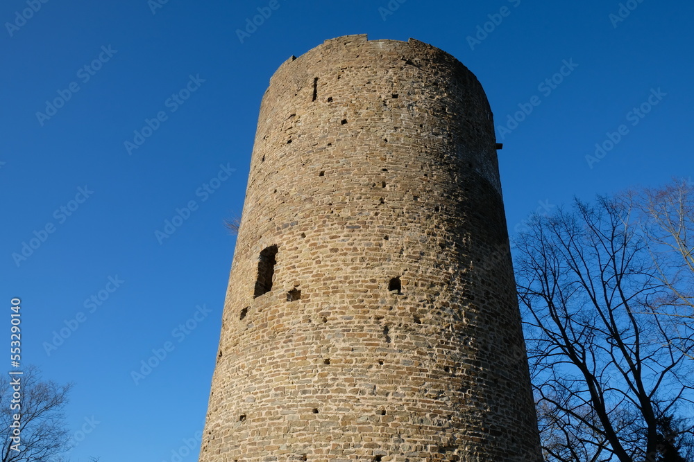 FU 2022-03-10 Blankenberg 166 ein Burgturm ragt in den Himmel