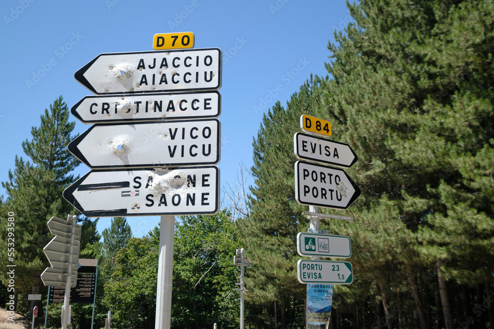 Panneaux de signalisation en Corse
