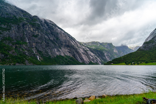 Berge und Fjord im Simadalen bei Eidfjord, Norwegen