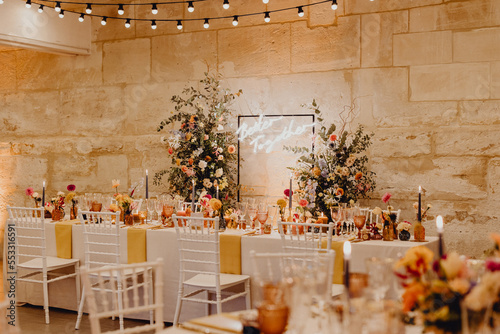 Salle de mariage fleurie et décorée avec soin photo