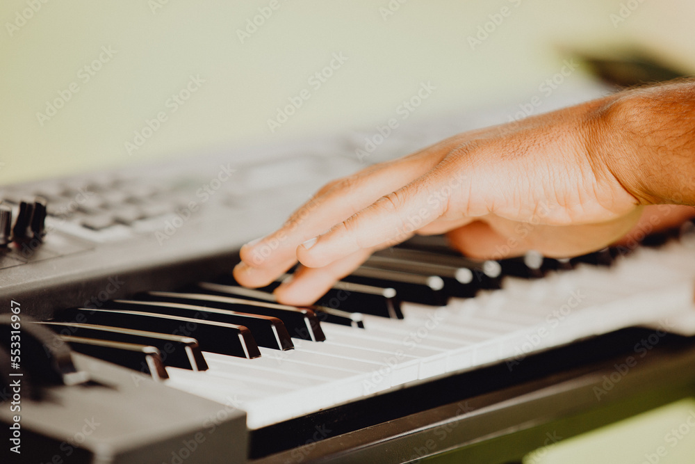 Fototapeta premium Les mains du pianiste sur son clavier