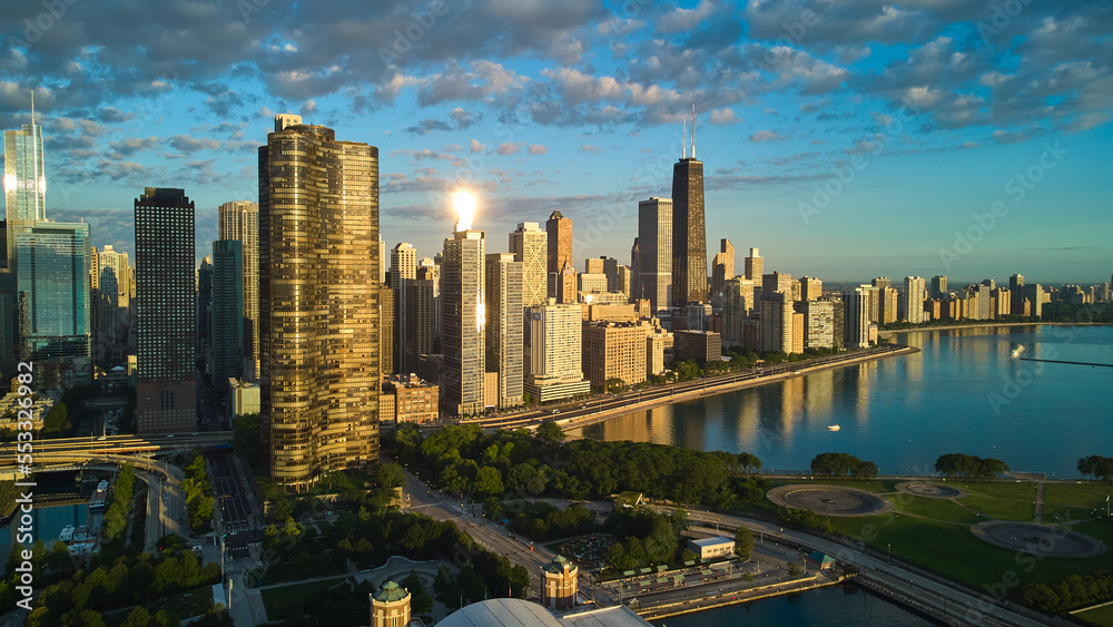 Obraz premium Stunning Chicago skyline aerial from Navy Pier in morning light