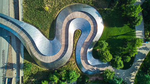 Canvas-taulu Wavy snake metal path of Pedestrian bridge from above at Millennium Park in Chic