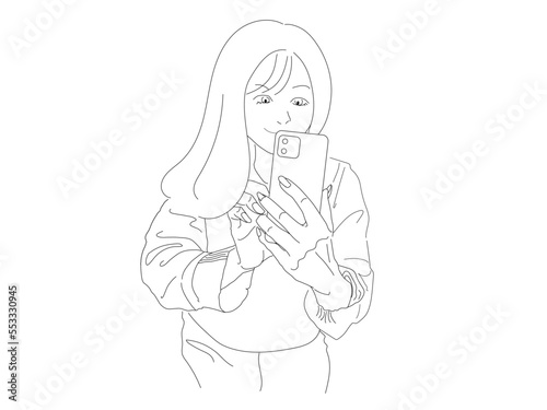 スマートフォンを持って　前かがみになり　何か少し下のほうにあるものを撮影しようとしている　ロングヘアの若い女性のベクター線画イラスト