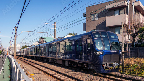 都会を走る通勤電車