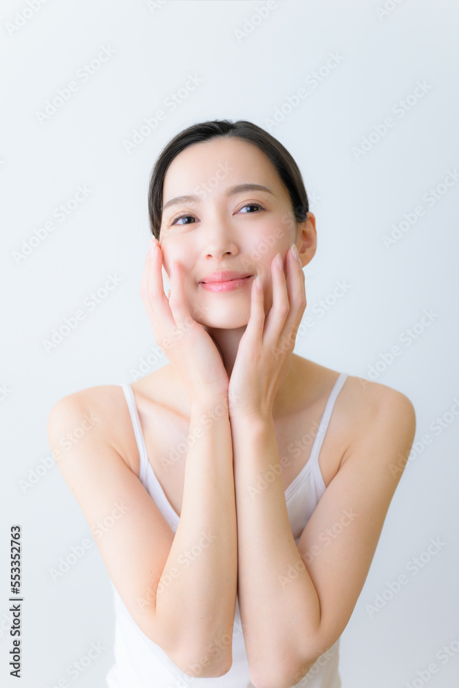 A beautiful woman with bare skin, easy to use in images such as esthetics and beauty Vertical A beautiful woman with bare skin, easy to use in images such as esthetics and beauty Vertical