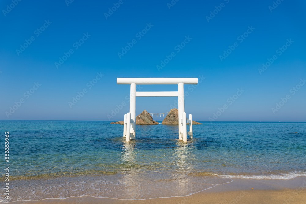 桜井二見ヶ浦の白い鳥居（福岡県糸島市）