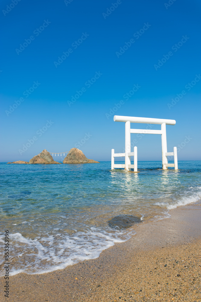 桜井二見ヶ浦の白い鳥居（福岡県糸島市）