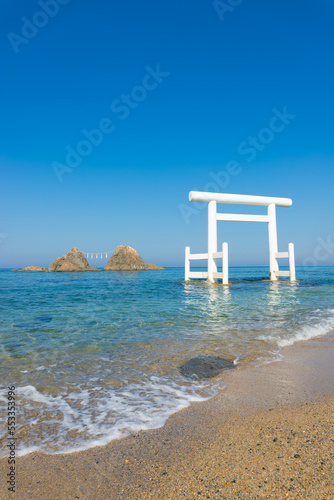 桜井二見ヶ浦の白い鳥居（福岡県糸島市） © takafumi99999