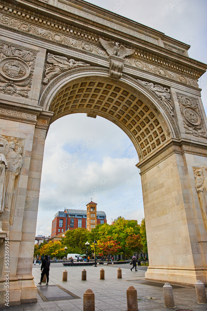 Obraz premium New York City Washington Square Park limestone arch looking into fall park