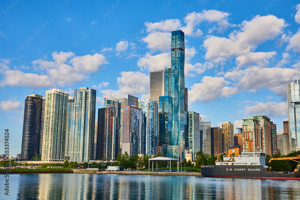 Obraz premium Beautiful Chicago downtown skyline including Vista Tower on lake with morning light