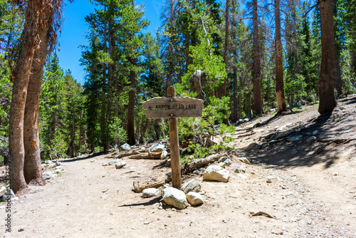 Картината върху платно Arrow Head Lake directional sign on hiking trail at Inyo National Forest
