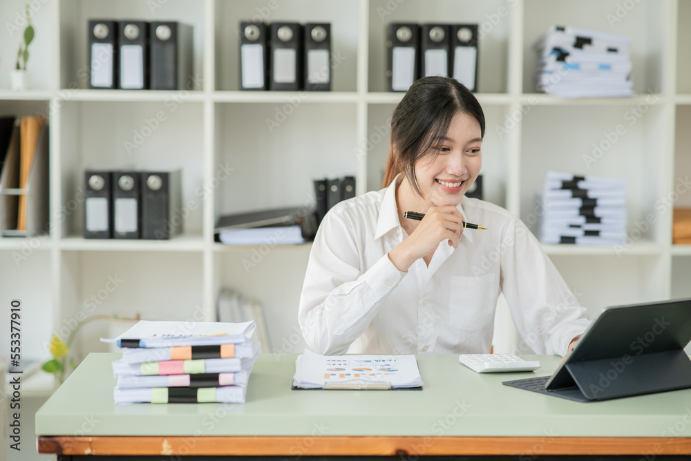 Asian business woman Enjoy working at office Asian business woman Enjoy working at office