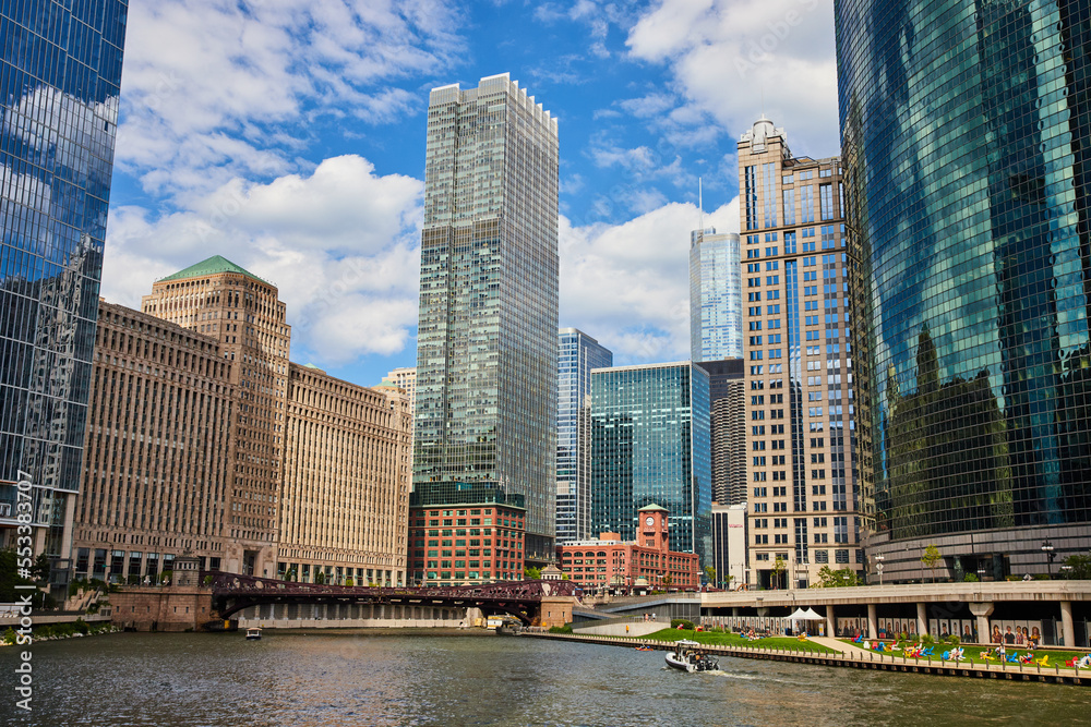 Fototapeta premium Skyscrapers line Chicago ship canals at bend