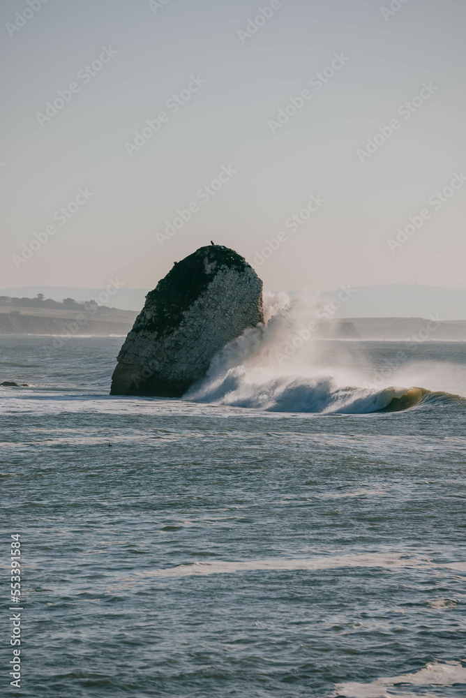 Naklejka premium waves crashing on rocks