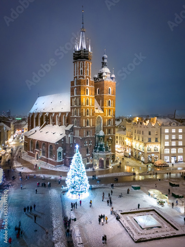 Krakowski Kościół Mariacki w święta nocą z choinką © Rafal Kot