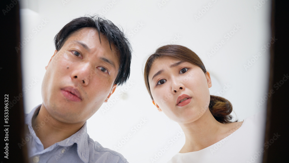 ダンボールを開ける夫婦(通販・ネットショッピング・宅配・引越し) ダンボールを開ける夫婦(通販・ネットショッピング・宅配・引越し)