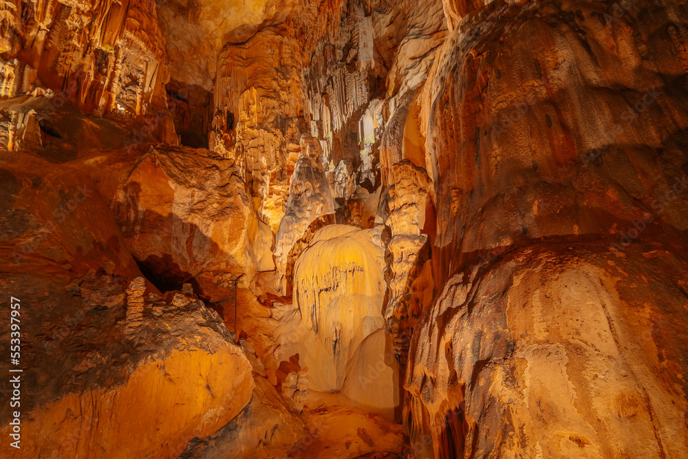 Formations géologiques de stalactites et stalagmites dans une grotte souterraine.