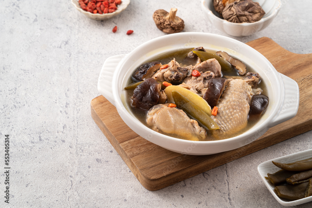 Φωτογραφία Delicious Taiwanese peeled green chili pepper chicken soup with mushroom and goji berry
