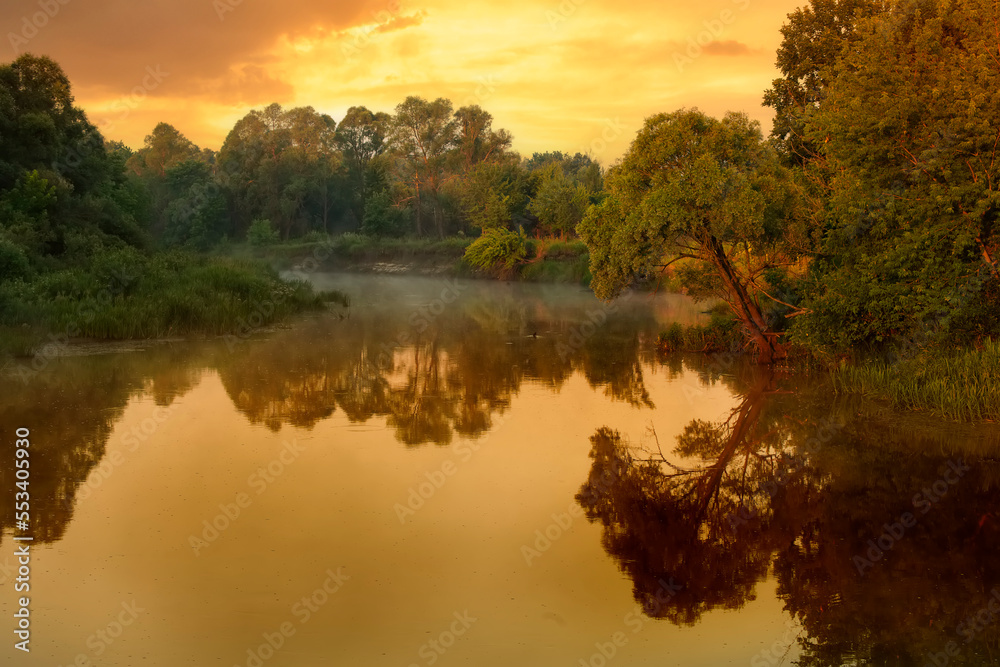 Obraz premium Beautiful evening or dawn on the river.