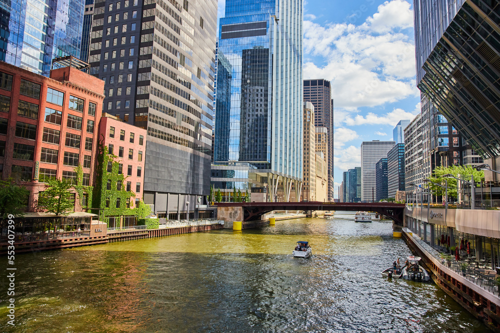 Fototapeta premium Ship canals of Chicago lined with skyscrapers