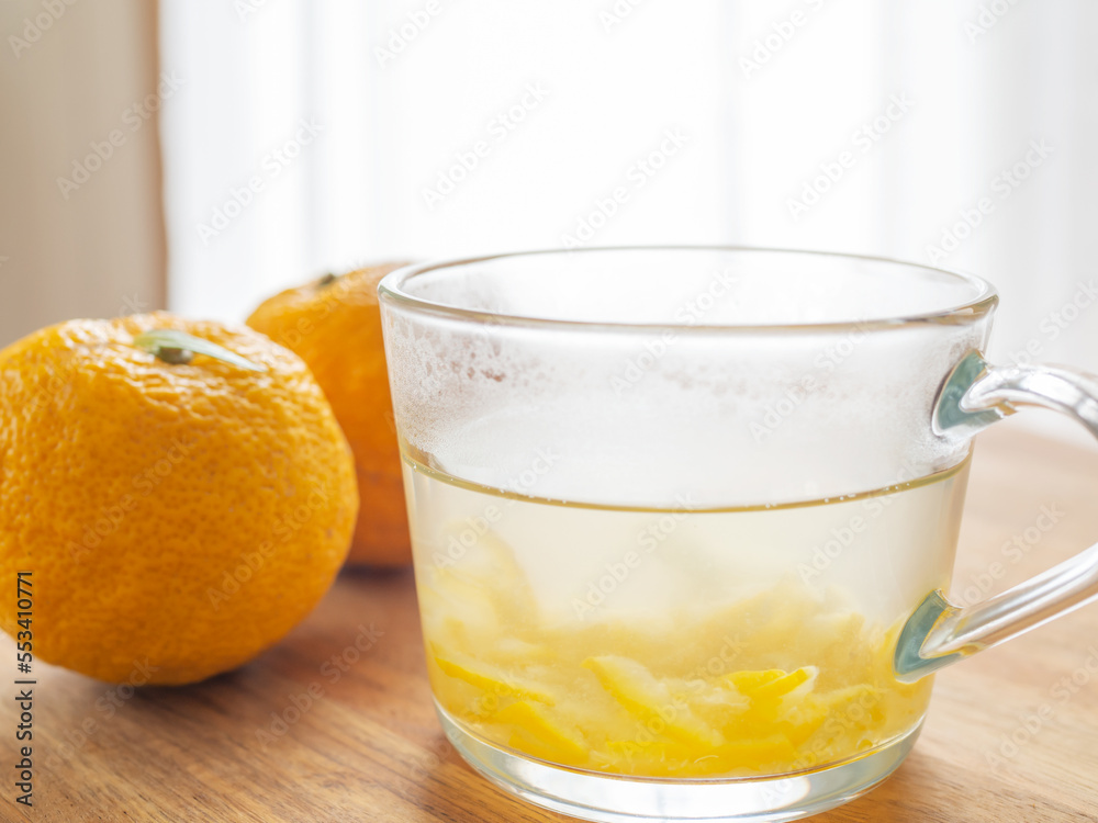 柚子の果実とグラスのカップに入った柚子茶