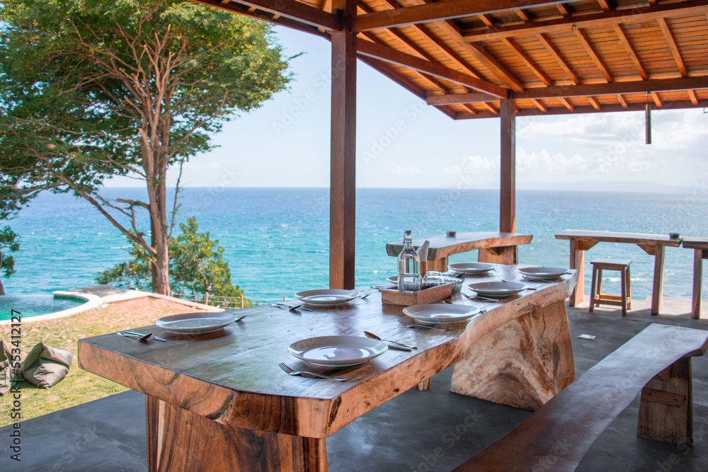 Obraz premium served table in a cafe overlooking the ocean