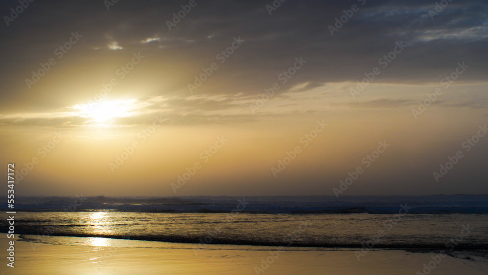 Coucher de soleil sur la plage de Moliets-et-Mâa, à proximité du Courant de Huchet, en période hivernale