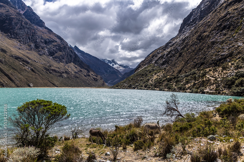 Gran lago en la Quebrada de Santa Cruz, Cordillera Blanca, Andes peruanos