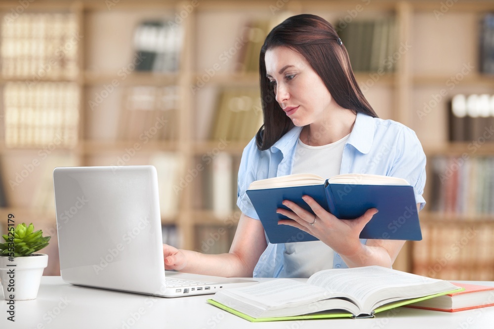 Obraz premium Young smart student study, school concept