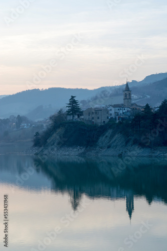 Mercatale sul lago scuro