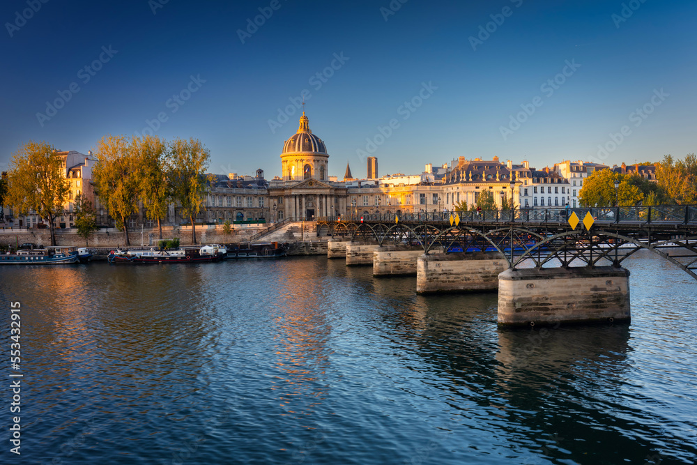Obraz premium Cityscape of Paris by the Seine river at sunrise. France