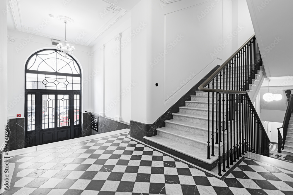 Fototapeta premium Wejście do kamienicy. Klatka schodowa w stylu klasycznym.
