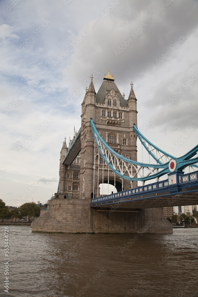 Obraz premium Tower Bridge in London England on a sunny day.