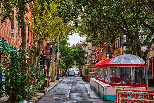 Foto Greenwich Village beautiful street with restaurant outdoor seating, brick buildi