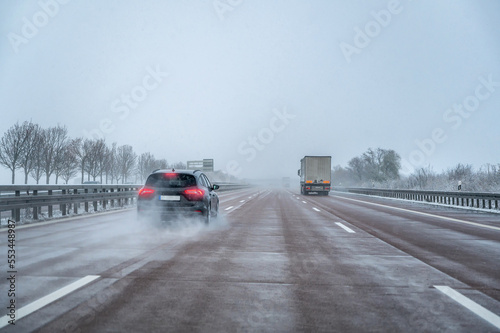 Gefährliches Fahrverhalten eines Autofahrers auf einer schnellstraße bei glatten und winterlichen Bedingungen