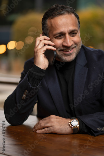 Fotografi Mature man talking on phone