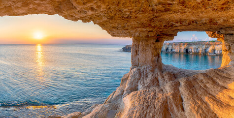 Fotobehang Cyprus Zeegrot bij zonsondergang Ayia Napa  © Balate Dorin