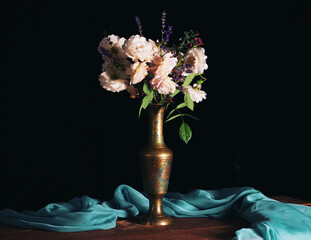 Papier peint photo Magasin de fleurs Roses thé et lavande en vase  © Viktorya 