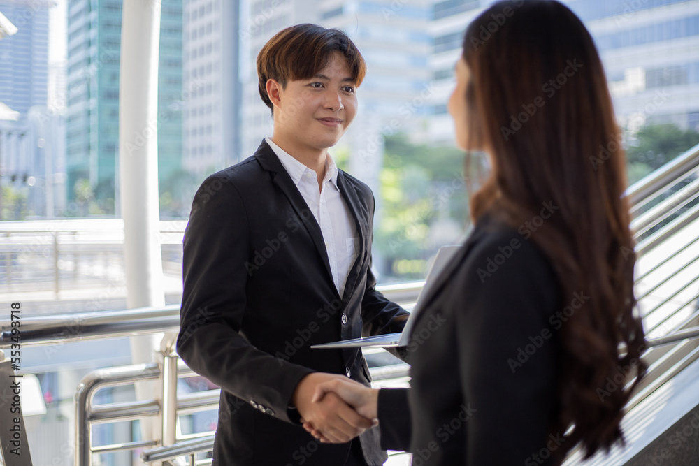 Obraz premium Businessman shaking hands together. Team success concept.