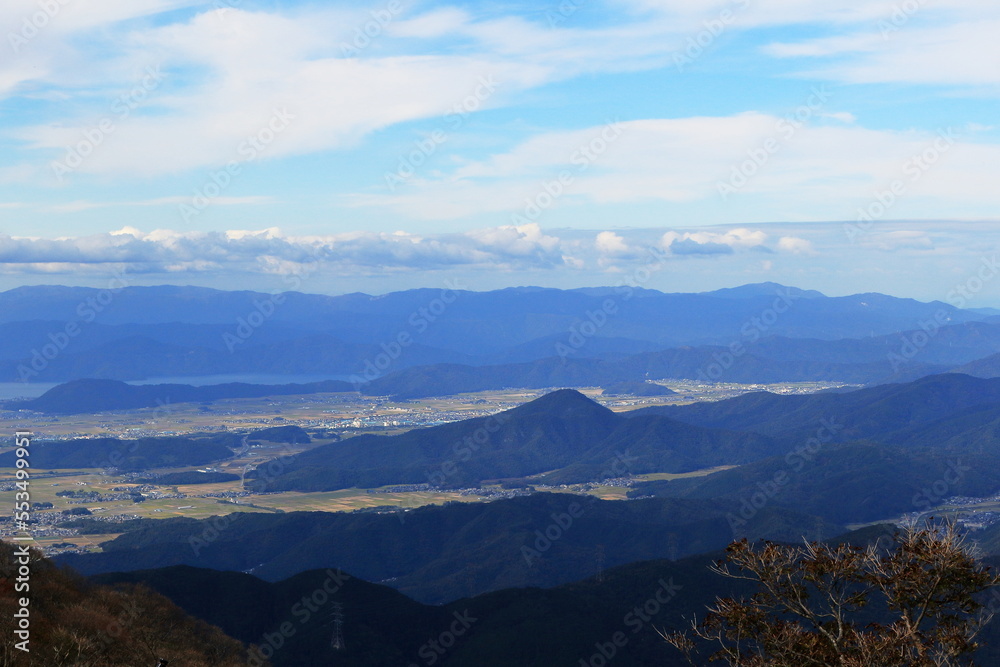 伊吹山から見る霞がかった湖北の風景